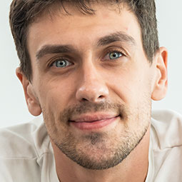 Uśmiechnięty mężczyzna ceniący usługi Certus, obraz zadowolenia z profesjonalnej obsługi klienta.