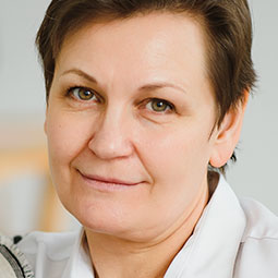 Zaufany klient Certus pozytywnie oceniający usługi finansowe, portret kobiety w średnim wieku z zadowoleniem i zaufaniem.