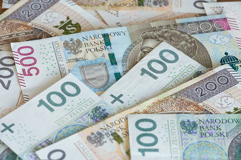 Polskie banknoty 100, 200 i 500 złotych.